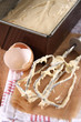 rührbesen und kastenform mit kuchenteig