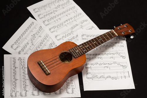 Photo: Ukulele mit Noten Ukulele mit Noten