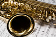 Photo: Saxophon mit Notenblätter Saxophon mit Notenblätter
