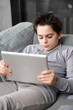 Photo: ragazzino che legge tablet ragazzino che legge tablet