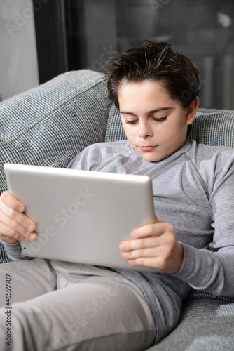 Photo: ragazzino che legge tablet ragazzino che legge tablet