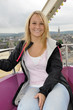 Junge Frau auf Riesenrad