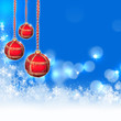 Blauer Weihnachtshintergrund mit Baumkugeln