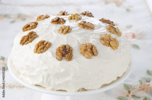 Photo: Coffee and walnut cake with whipped cream and caramelized walnut Coffee and walnut cake with whipped cream and caramelized walnut