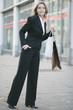 Elegante Dame beim Stadtbummel