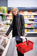 Photo: Glückliche Hausfrau beim Einkaufen Glückliche Hausfrau beim Einkaufen