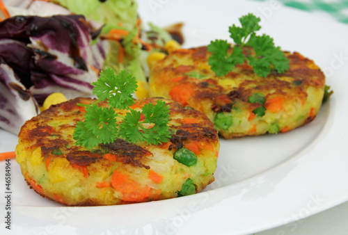 Photo: Gemüsebürger mit Salat Gemüsebürger mit Salat