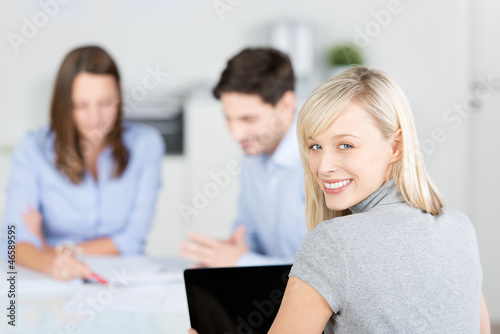 Photo: lächelnde geschäftsfrau arbeitet im team lächelnde geschäftsfrau arbeitet im team
