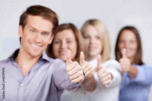 Photo: ein junges team zeigt daumen hoch ein junges team zeigt daumen hoch