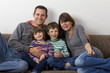 Familie sitzt auf dem Sofa