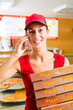 Lieferservice - Frau mit Pizzaschachteln