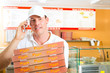 Photo: Lieferservice - Mann mit Pizzaschachteln Lieferservice - Mann mit Pizzaschachteln