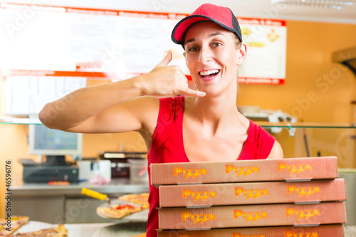 Photo: Lieferservice - Frau mit Pizzaschachteln Lieferservice - Frau mit Pizzaschachteln