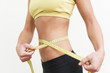 Photo: Junge Frau misst ihre Taille Junge Frau misst ihre Taille