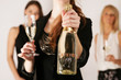 Foto: Junge attraktive Frauen auf einer Party Junge attraktive Frauen auf einer Party