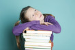 Mädchen träumt auf ihren Büchern