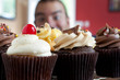 Foto: Man Looking at Cupcakes Man Looking at Cupcakes