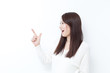 驚く女性
