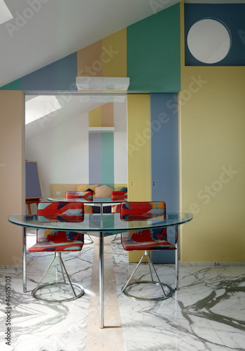 Photo: tavolo da pranzo di vetro nel soggiorno moderno tavolo da pranzo di vetro nel soggiorno moderno