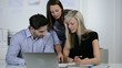 team arbeitet im büro