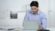 lächelnder geschäftsmann arbeitet am laptop