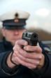 Polizist schießt