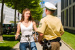 Frau auf Fahrrad mit Polizist in Kontrolle