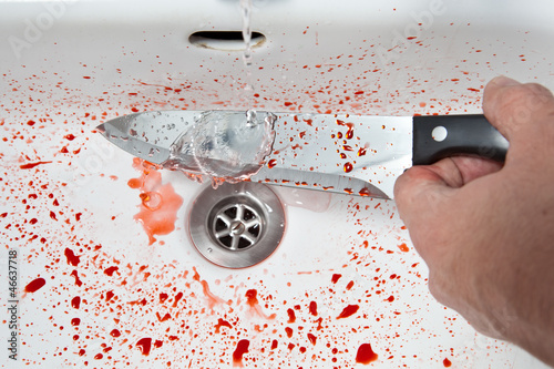 Photo: Blutiges Messer waschen Blutiges Messer waschen