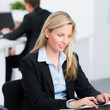 geschäftsfrau arbeitet am computer