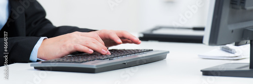 Photo: schreiben auf einer tastatur schreiben auf einer tastatur