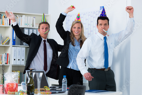 Photo: geschäftsleute feiern ein jubiläum geschäftsleute feiern ein jubiläum