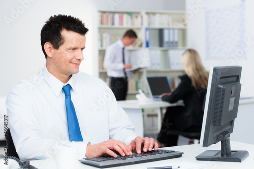 Photo: verwaltungsangestellter arbeitet am pc verwaltungsangestellter arbeitet am pc