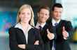 Business-Gruppe mit Daumen hoch