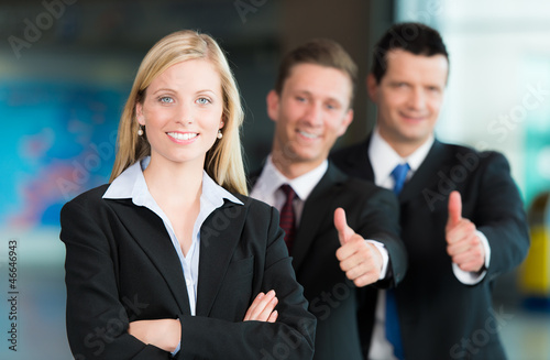 Photo: Business-Gruppe mit Daumen hoch Business-Gruppe mit Daumen hoch