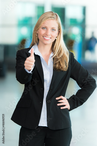 Photo: Business-Frau zeigt Daumen hoch Business-Frau zeigt Daumen hoch
