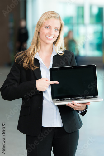 Photo: Business-Frau mit Laptop Business-Frau mit Laptop