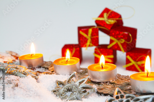 Photo: Adventsdekoration mit Geschenkpäckchen Adventsdekoration mit Geschenkpäckchen