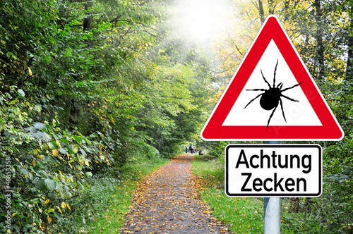 Photo: Schild mit Zecken und Wald Schild mit Zecken und Wald