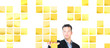 Mann ordnet Notizzettel an der Wand - Cluster