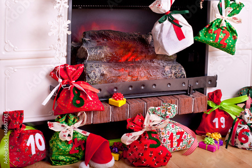 Photo: gefüllter Adventskalender am Kamin gefüllter Adventskalender am Kamin