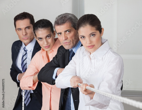 Photo: Leute im Büro beim Tauziehen Leute im Büro beim Tauziehen