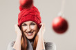 Glückliche Frau mit roter Mütze