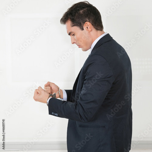 Photo: Manager in Handschellen Manager in Handschellen