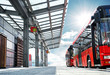 Moderner Busbahnhof Haltestelle mit Bus - modern Bus Station