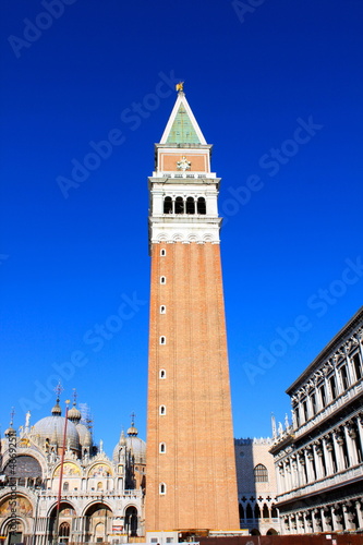 Photo: Le Campanile et la basilique Saint-Marc à Venise - Italie Le Campanile et la basilique Saint-Marc à Venise - Italie