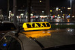 Taxischild bei Nacht und Regen
