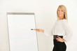 Attraktive Blondine am Flipchart