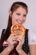 junge frau mit brezen