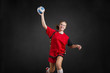 portrait einer jungen schönen blonden handballerin
