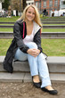 Junge Frau im Stadtpark